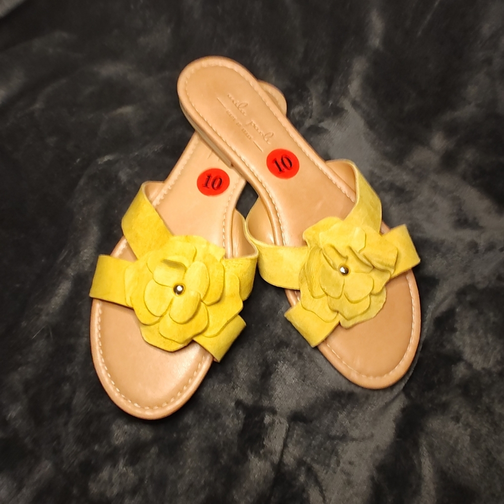 MILA PAOLI yellow suede leather flower slide on sandals. Made in Italy. Size 10.